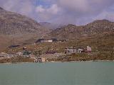 Ospiyio Bernina e stazione visti dal sentiero ovest del Lago Bianco