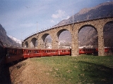 Bernina Express sotto al viadotto elicoidale