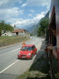 Treno di ritorno a Castione esce dal tratto stradale di Leggia - 24 agosto 2003