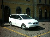 VW Touran sul piazzale stazione